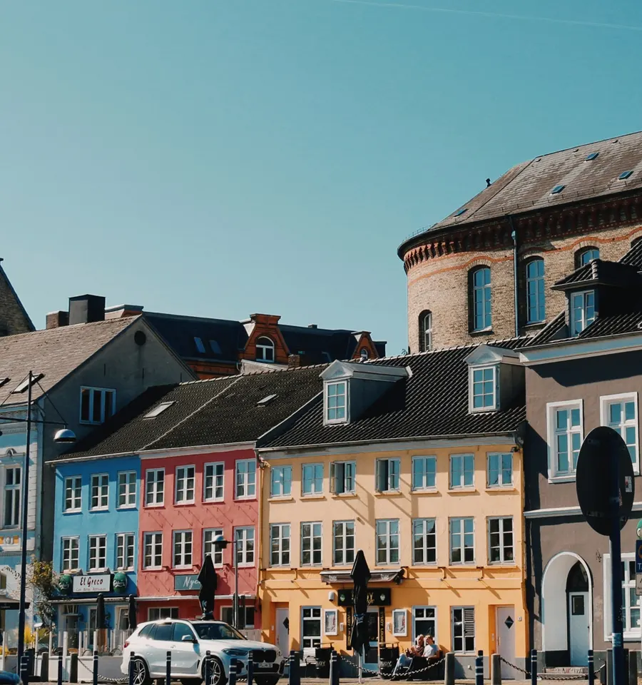 Stadt Flensburg – Bunte Häuser und blauer Himmel – Thema: Webdesign Flensburg