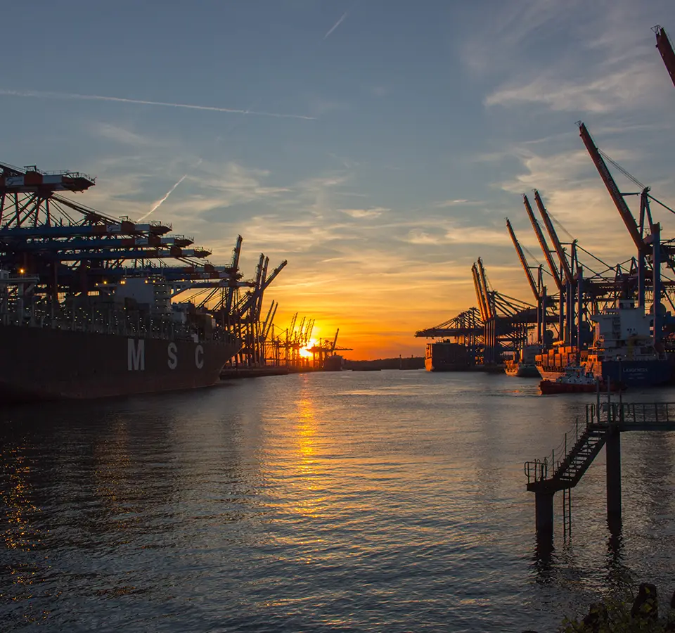 Thema: Webdesign Kiel – Blick auf den Hamburger Hafen bei Sonnenuntergang